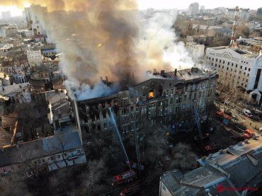 В Одессе из горящего колледжа с четвертого этажа выпрыгнули четыре человека