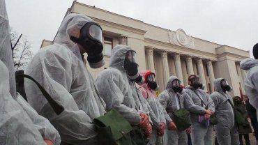 Под зданием Верховной Рады проходит акция "Геть вірус зРади"