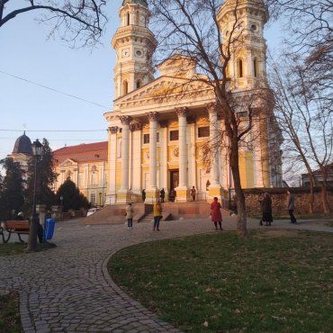 Молятся перед дверью: Как в Ужгороде проходит церковная служба во время карантина 