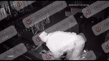 В Мукачево неизвестные "обчистили" магазин оружия и попали на видеокамеру