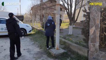 "Побойтесь Бога!": В Ужгороде верующие лезут в конфликт с полицейскими из-за коронавируса 