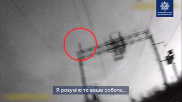 В Мукачево то, как полицейские отговаривали бедолагу от самоубийство, попало на видеокамеры 