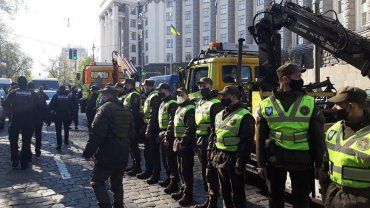 В Киеве полиция, Нацгвария со спецтехникой сдерживает бурный протест возле Кабмина 