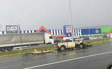 В Мукачево возле "Эпицентра" остановили разрушенный в хлам автомобиль 