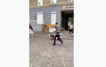 Видео не для слабонервных: В центре Днепра урод с ноги отправил женщину в нокаут