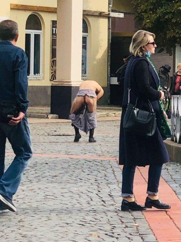 Фэшн решение: В Мукачево прямо в самом центре гуляет мужик с голой "пятой точкой"