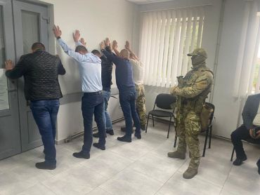 В Ужгороде вооруженные силовики обыскивают сервисный центр МВД - всех работников прижали к стенке 