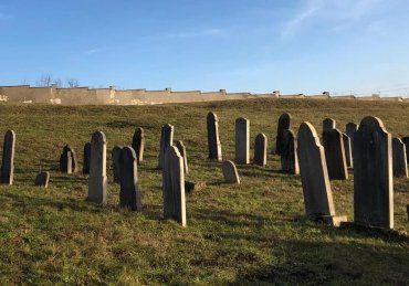 В Закарпатье старое еврейское кладбище разворовали местные 