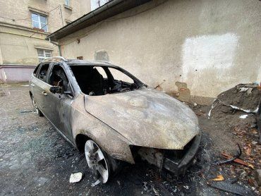 В Ужгороде на медфаке сгорели 2 автомобиля по непонятной причине