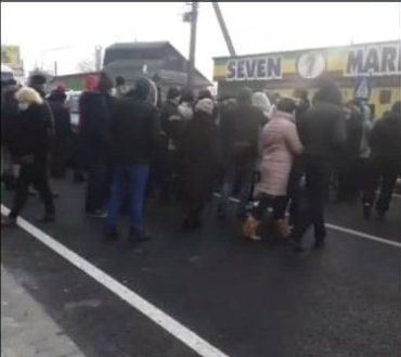 В Закарпатье протестующие полностью заблокировали дорогу из-за поднятия цен на газ и электрику 