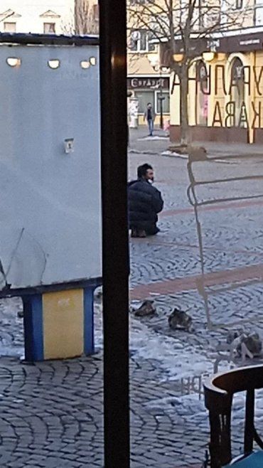 Пристает к детям: В самом центре Мукачево людей забеспокоил странный мужик 