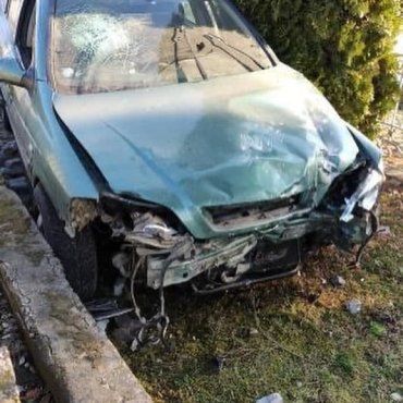 Подарок на 8 марта: В Закарпатье автомобиль на бешеной скорости влетел в здание сельсовет (ФОТО)