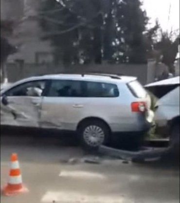Мощное ДТП в Ужгороде: Автомобили столкнулись непонятным образом, на месте скорая и полиция 