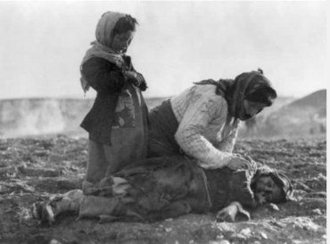 Армянская женщина с детьми в сирийской пустыне. 1915 год