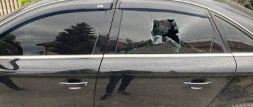 В Ужгороде припаркованный автомобиль пострадал от рук вандалов 
