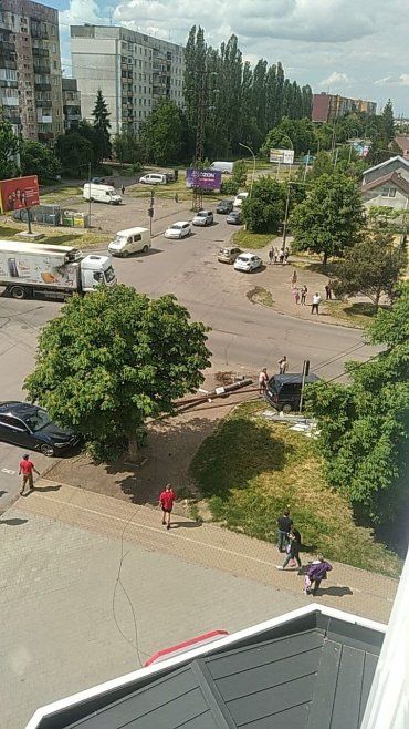 ДТП в Ужгороде: Один автомобиль умудрился снести гигантский электрический столб 