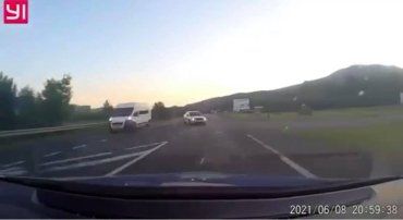 Момент столкновения полицейского авто с легковушкой в Закарпатье попал на камеру видео-регистратора 