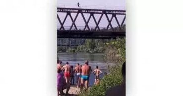 В Закарпатье молодежь прыгает с моста ради развлечения 