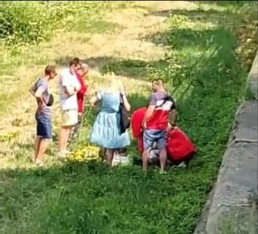 ЧП в центре Ужгорода: 10-летний мальчик упал с перил на камни, ничего ниже плеч не чувствует 