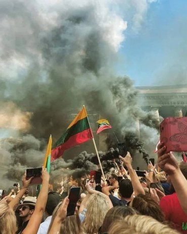 В Вильнюсе мирно протестующих людей начали поливать слезоточивым газом. Люди в ответ на полицейскую жестокость стали бросать камни!