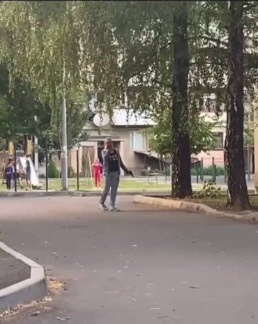 В Мукачево по микрорайону гуляла агрессивная женщина с оружием, пугая подростков 