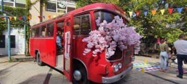 На набережной Независимости в ярко-красном ретро-автобусе, украшенном декоративными сакурами, организовали туристический информационный центр