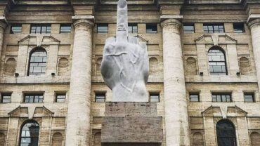 На фото робота художника Мауріціо Каттелана L.O.V.E – гігантський середній палець на площі Аффарі у Мілані 
