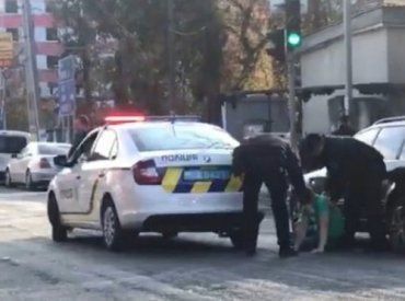 Полный залёт: В Закарпатье пьяный водитель не смог устоять на ногах, увидев полицейских 