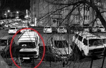 В Ужгороде неизвестный поджег два Volkswagen Transporter