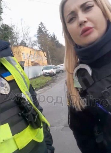 В Ужгороде разборки с водителем довели патрульную до отстранения