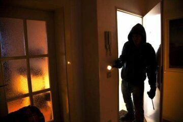 Будьте осторожны: В Ужгороде в квартиру женщину пробрались балкон и ограбили 