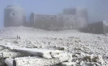 В Закарпатье вершину горы замело снегом и окутало туманом 