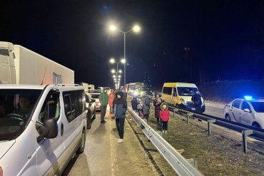 На границе с Польшей очередь беженцев на авто растянулась на километры 