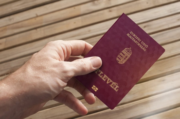 В Венгрии украинцы с просроченным паспортом смогут получить ВНЖ
