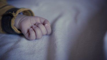 Детали жуткой смерти младенца, которого оставили наедине с сестрой в Закарпатье