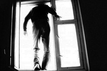 Самоубийство в Мукачево: Из окна многоэтажки выбросился человек