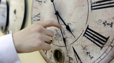 Когда украинцам нужно перевести часы на летнее время