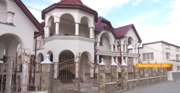 Невероятные дома в самом богатом селе на Закарпатье шокировали журналистов 