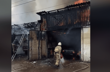Сгорели 3 автомобиля: В Закарпатье разрушительный пожар охватил большую автомастерскую