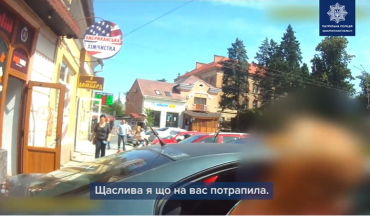 В Ужгороде таксист с полицейскими удивили прохожую женщину