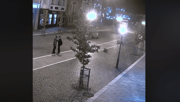 Камеры зафиксировали мерзкий поступок хулиганов в центре Ужгорода 