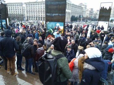 В центре Киева на майдане собираются люди, чего они ждут