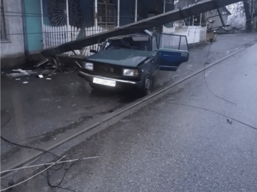 В Закарпатье на автомобиль обрушилась электроопора пока водитель сидел внутри