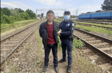 В Ужгороде самоубийцу-психа буквально вытаскивали из-под поезда