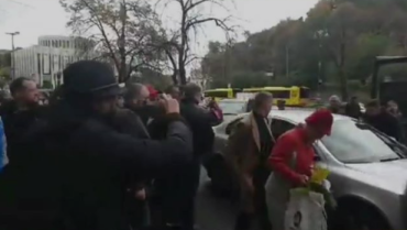 "Нет капитуляции" : Герой дня таксист, отказавшийся везти Порошенко.