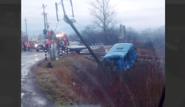 Разбитый автомобиль слетел в кювет: На Закарпатье с самого утра произошло мощное ДТП на железнодорожном переезде