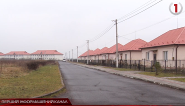 Сотни квартир и десятки домов: Почему современный жилой комплекс в Закарпатье разрушается у всех на глазах