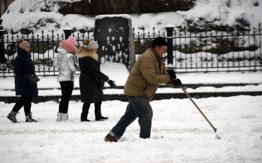 В Днепре стихия устроила настоящий снежный коллапс