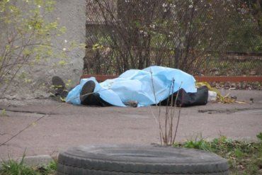 Что происходит?: В Закарпатье с четырех утра на дороге лежит труп человека 