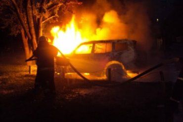 В Закарпатье огонь по непонятным причинам уничтожил "Land Rover"